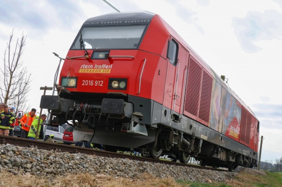 Lok streift auf Bahnbergang in Fraham Heck eines Holztransporter-Anhngers