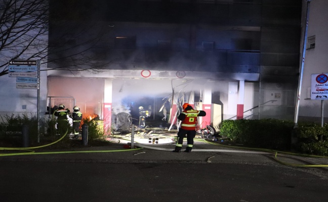 Brand zweier Mllinseln im Bereich einer Wohnanlagendurchfahrt in Linz-Kleinmnchen-Auwiesen