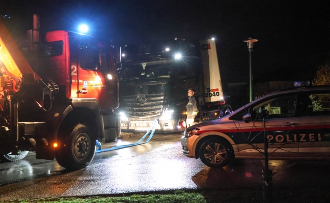 LKW-Bergung: Navi lotste LKW in Wels-Vogelweide auf Suche nach neuer Tankstelle in Sackgasse