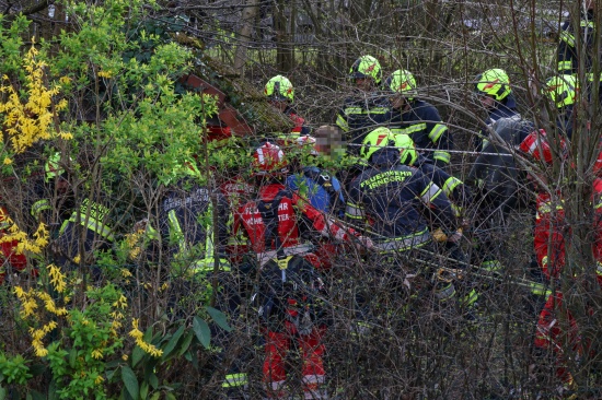 Sturz in Brunnen: Hhenretter der Feuerwehr retten Person in Kematen an der Krems aus Hausbrunnen