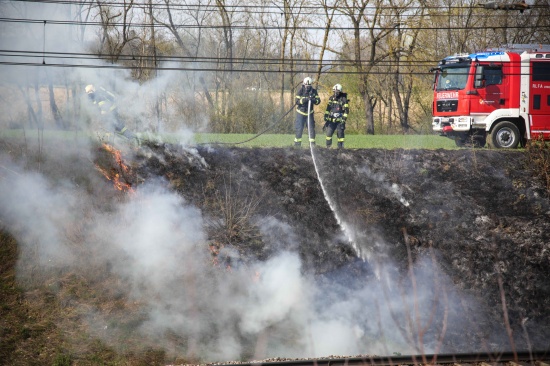 Brand im Bereich der Bahnbschung in Marchtrenk sorgte fr Einsatz zweier Feuerwehren