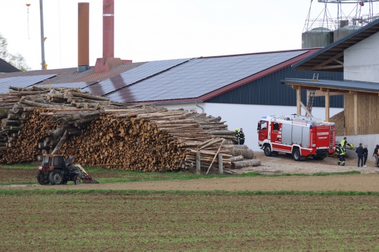 Brand eines Traktors bei einem Bauernhof in Kremsmnster sorgte fr Einsatz dreier Feuerwehren