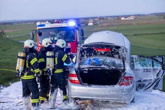 PKW begann in Handenberg whrend der Fahrt zu brennen