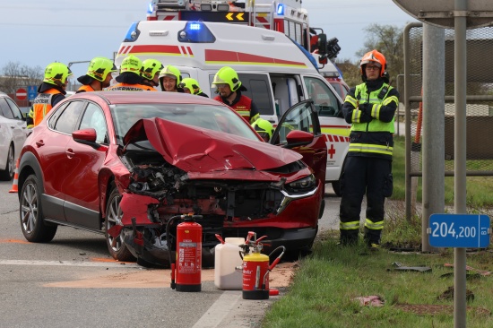 Kreuzungscrash auf Wiener Strae bei Auffahrt zur Welser Autobahn in Marchtrenk