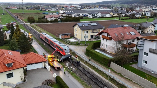 Tdliche Kollision zwischen PKW und Regionalzug auf Bahnbergang in Schalchen