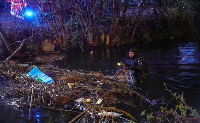 Feuerwehr fischte in Marchtrenk groen Ast und viel Mll aus dem Moserbach