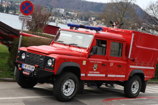 Personenrettung: Einsatzkrfte zu einer Person in Notlage in einem Gewsser in Gmunden alarmiert