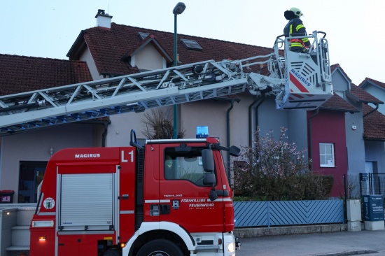 Beschdigtes Solarmodul durch Feuerwehr vom Dach eines Hauses in Wels-Vogelweide abmontiert