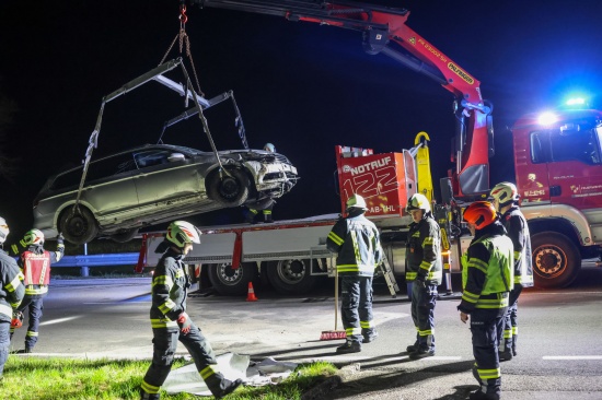 Auto bei Verkehrsunfall in Altmnster von Strae abgekommen und in Rinne eines Baches gelandet