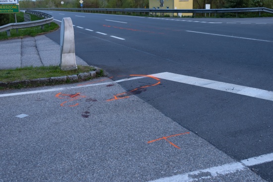 Tdlicher Unfall: Fugngerin (86) auf Donaustrae in Luftenberg an der Donau von PKW erfasst