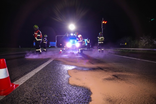 Fahrduell beobachtet: laustritt nach Unfall mit Verkehrsinsel auf Wiener Strae in Marchtrenk