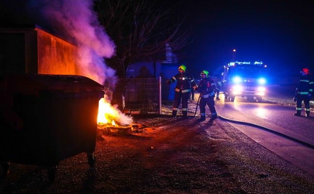 Feuerwehr bei Brand eines Papiercontainers in Marchtrenk im Einsatz