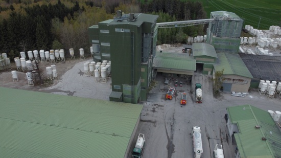 Einsatzkrfte der Feuerwehr zu Brand einer Baumaschine bei Firmenstandort in Sattledt alarmiert