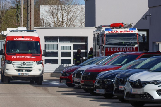 Sechs Feuerwehren bei Brand in einer Autowerksttte in Laakirchen im Einsatz