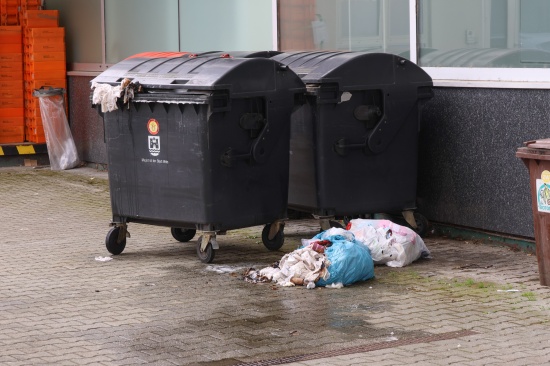 Brand eines Abfallcontainers bei einem Geschftsgebude in Wels-Innenstadt