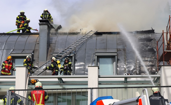 Dach eines Wohnhauses in Leonding bei Flmmarbeiten in Flammen aufgegangen