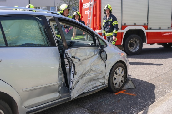 Zwei Verletzte bei Kreuzungscrash zwischen PKW und Wohnmobil auf Kremstalstrae bei Rohr im Kremstal