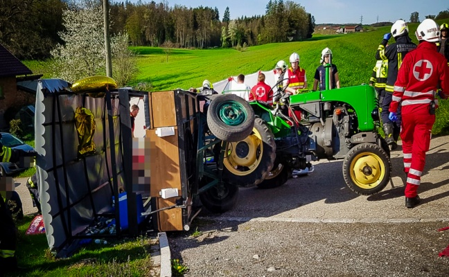 Traktor samt Anhnger umgestrzt: Neun teils Schwerverletzte bei Unfall in Franking