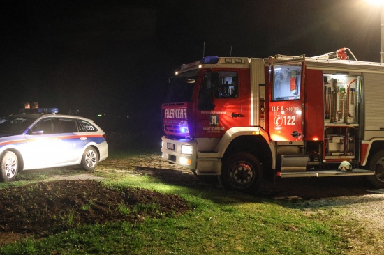 Garagenbrand: Einsatzkrfte zweier Feuerwehren in Schrfling am Attersee im Einsatz