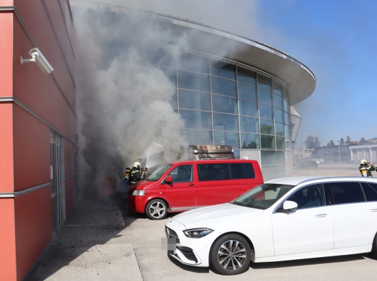 Brand eines Kleintransporters in Linz-Froschberg drohte auf Gebude berzugreifen