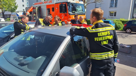 Kleinkind in Linz-Kleinmnchen-Auwiesen durch Einsatzkrfte der Berufsfeuerwehr aus PKW befreit