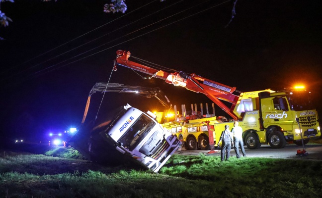 LKW umgestrzt: Schwierige Bergung eines Sattelzuges nach Unfall in Gaspoltshofen