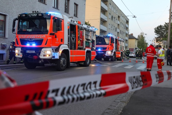 Ausgedehnter Wohnungsbrand in Linz-Kleinmnchen-Auwiesen sorgte fr Einsatz von drei Feuerwehren