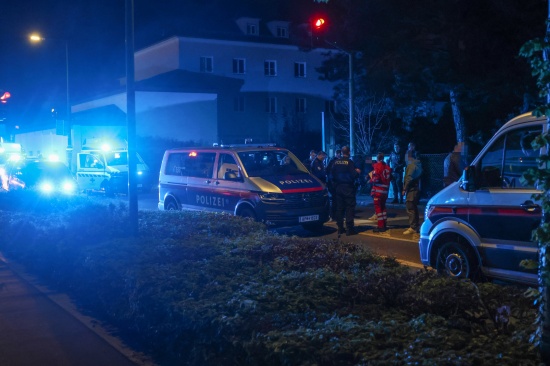 Grerer Einsatz der Polizei samt Rettung und Straensperre in Wels-Pernau