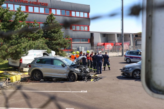 Unfallfahrzeuge bei heftigem Kreuzungscrash in Traun auf Firmengelnde geschleudert