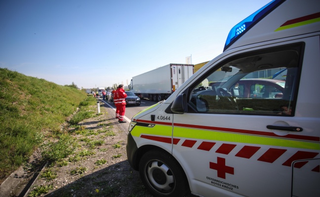 Auffahrunfall mit vier beteiligten PKW auf Kremstalstrae in Traun