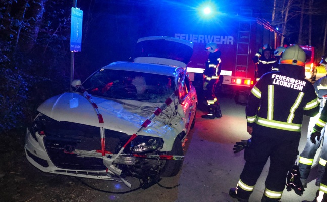 Drei Insassen unverletzt: Auto bei Verkehrsunfall in Grnburg von Strae abgekommen