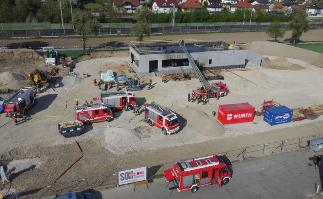 Neun Feuerwehren bei Brand auf Baustelle einer Schnellrestaurant-Filiale in Schllberg im Einsatz