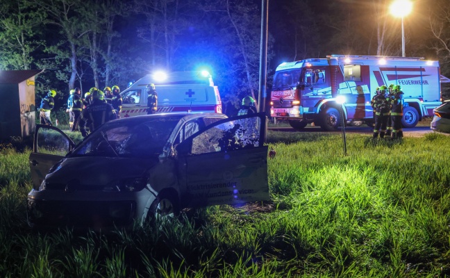 Ein Verletzter: Auto bei Verkehrsunfall in Niederneukirchen in Feld berschlagen