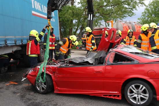 Auto steckte unter LKW-Auflieger: Crash auf Eferdinger Strae bei Alkoven fordert zwei Verletzte