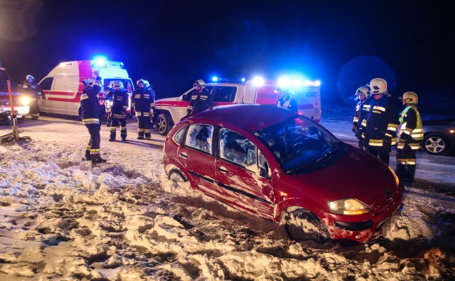 Verkehrsunfall bei heftigen Schneeverwehungen in Pettenbach