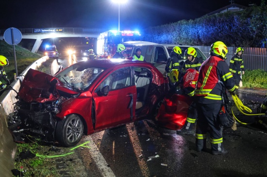 Schwerer Verkehrsunfall zwischen Auto und Kleintransporter auf Salzkammergutstrae bei Pinsdorf