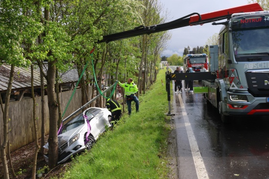 Auto bei heftigem Graupelschauer von Pyhrnpass Strae in Sattledt abgekommen und gegen Baum gekracht