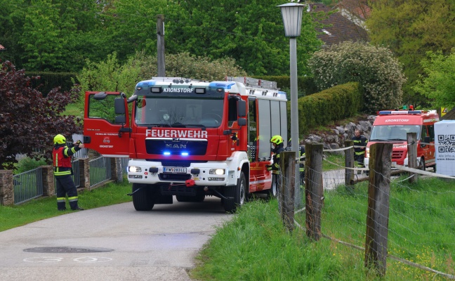 Lenker verletzt: Auto in Kronstorf gegen Gartenmauer geprallt