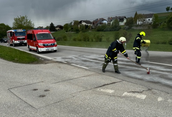 lverschmutzung in einem Kreuzungsbereich in Offenhausen sorgte fr Einsatz der Feuerwehr