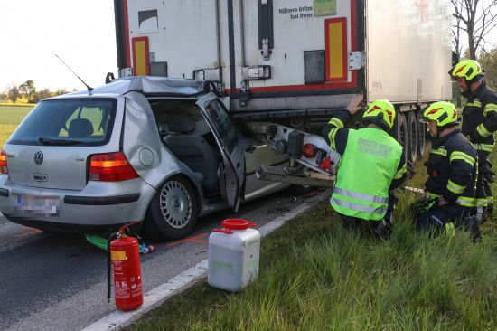 Schwer verletzt: Auto steckt nach Unfall auf Rieder Strae bei Rottenbach im Heck eines LKW