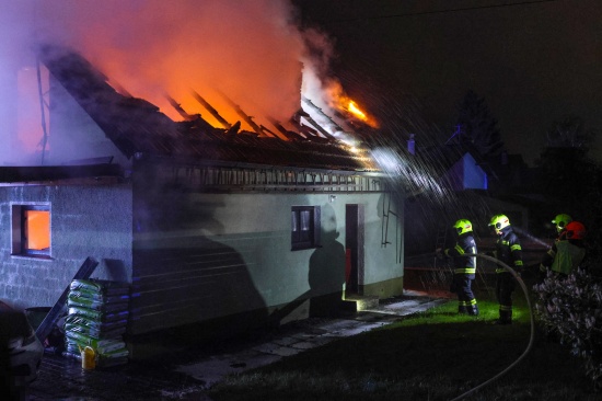 Vollbrand eines Nebengebudes bei einem Wohnhaus in Vorchdorf