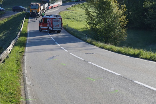 Aufrumarbeiten nach Verkehrsunfall zwischen Linienbus und PKW in Steinerkirchen an der Traun