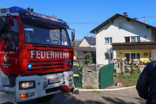 Drei Feuerwehren bei Kellerbrand in einem Einfamilienhaus in Pucking im Einsatz