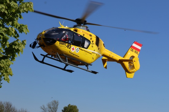 Rettung, Notarzthubschrauber und Polizei in Marchtrenk im Einsatz