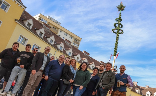 Maibaumfest umgefrbt: Nach Diskurs stellte nun die FP in Wels-Vogelweide einen Maibaum auf