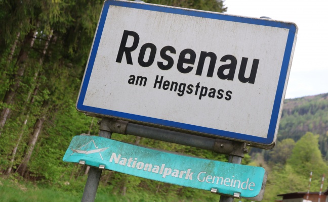 Einsatzkrfte mit Hhenrettern zur Rettung einer Person aus ltank in Rosenau am Hengstpa alarmiert