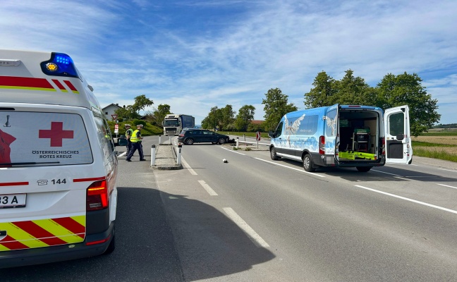 Rollende Engel als Ersthelfer: Auto auf Wiener Strae bei Schlatt gegen Straenlaterne gekracht