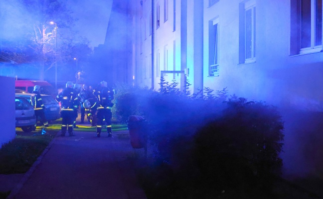 Grerer Einsatz der Feuerwehren bei Kellerbrand in einem Mehrparteienwohnhaus in Wels-Vogelweide