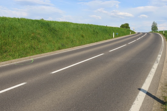 Motorradsturz auf Voralpenstrae bei Sattledt fordert zwei teils Schwerverletzte