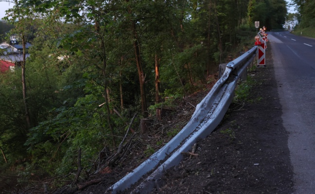 Schwerer Crash: Driftender Sportwagen bei Schleiheim ber Leitschiene gegen Baum katapultiert